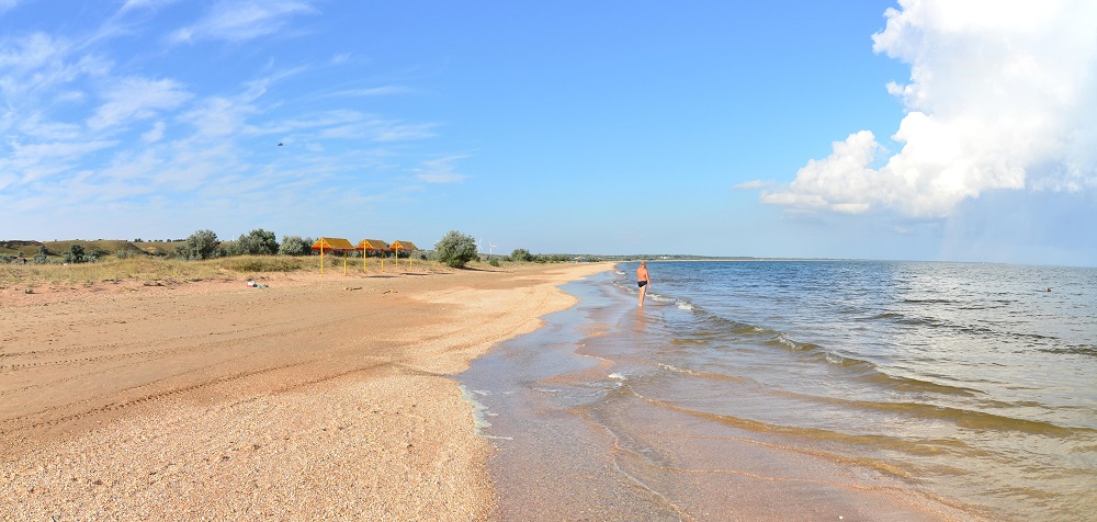 Отдых на песчаном пляже Новоотрадного в сентябре
